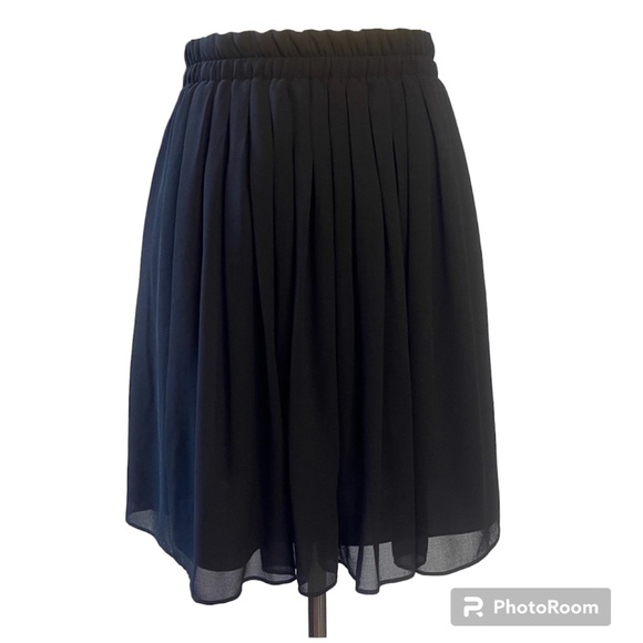 LOFT Dresses & Skirts - LOFT Medium Black Pleated Front/Back Elastic Wide Band Lined Skirt